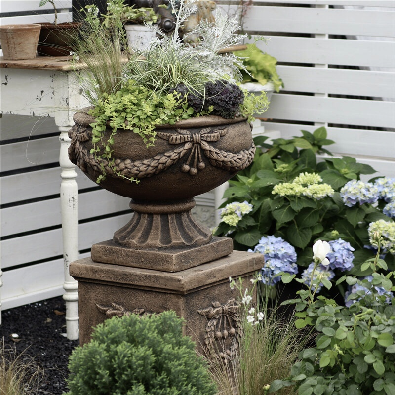 Garden Pots, Planters & Statues